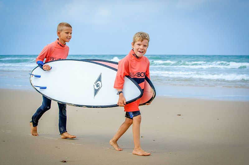 enfant débuter surf