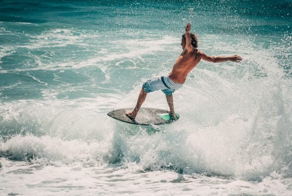 débuter skimboard vagues