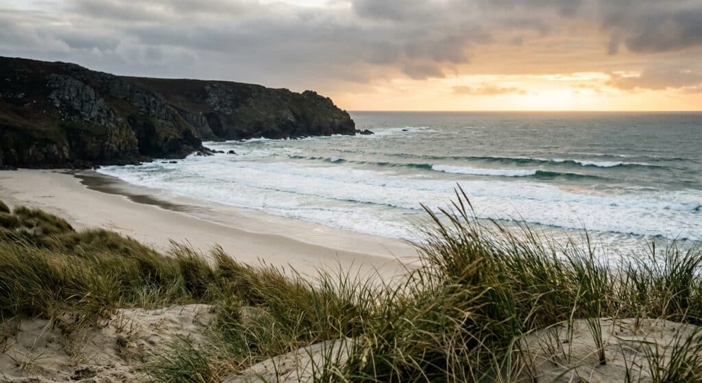 Houle atlantique déroulant sur la plage de sable de la pointe de La Torche, en Bretagne